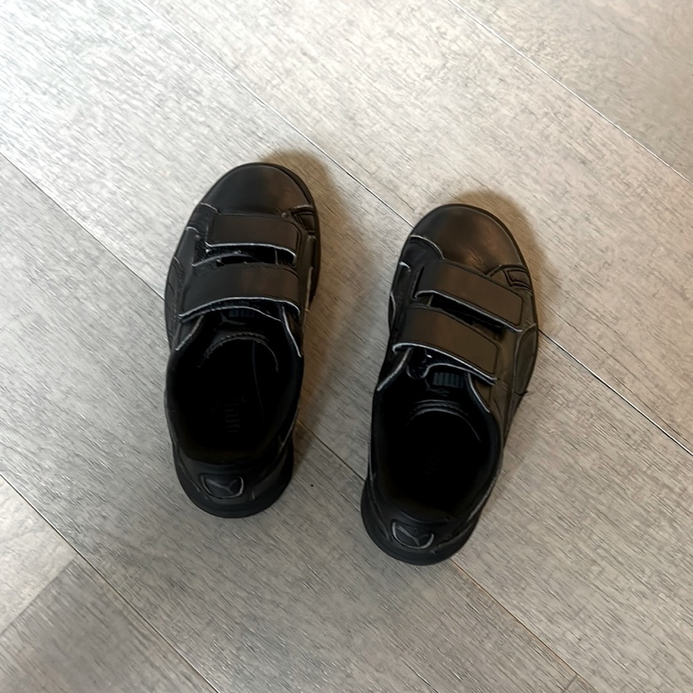 Black puma sneakers